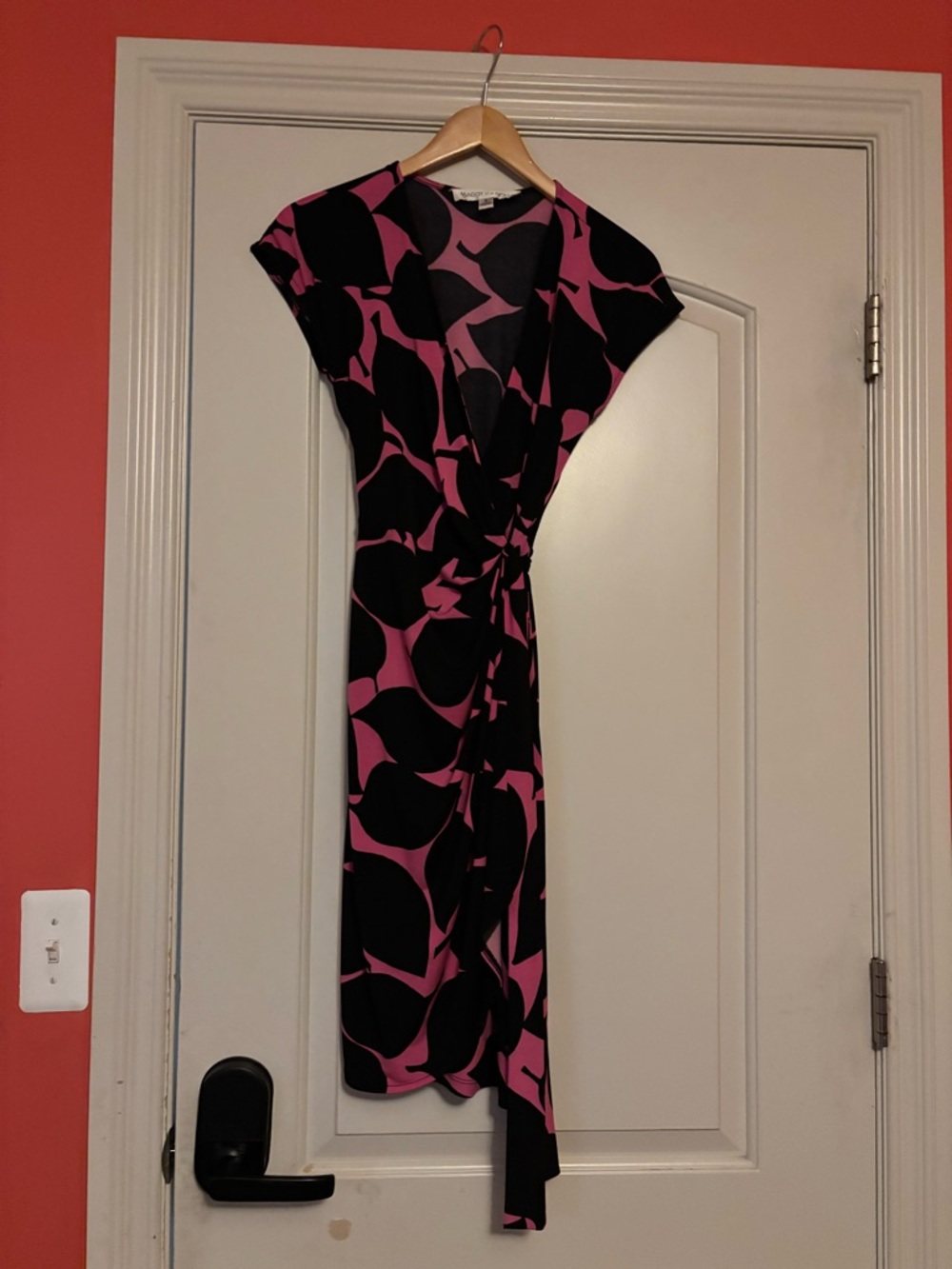 MAGGY LONDON Women’s Black & Pink Wrap Dress. Size 4
